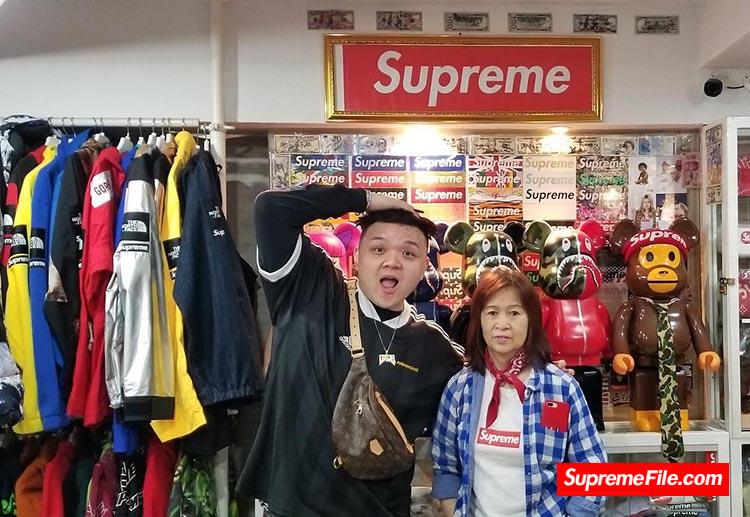 明星鞋头都抢着合影的中国大妈，妥妥的一位 Supreme 女王
