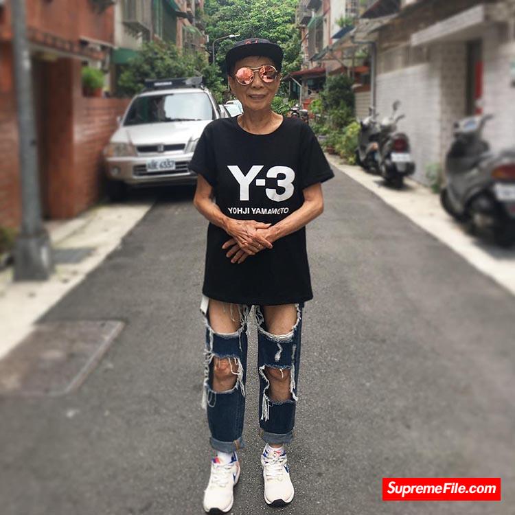 明星鞋头都抢着合影的中国大妈，妥妥的一位 Supreme 女王