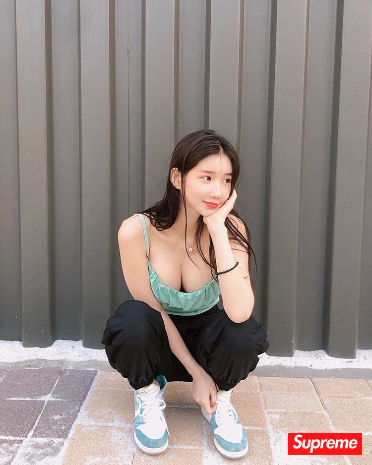 球鞋女神泳装晒鞋