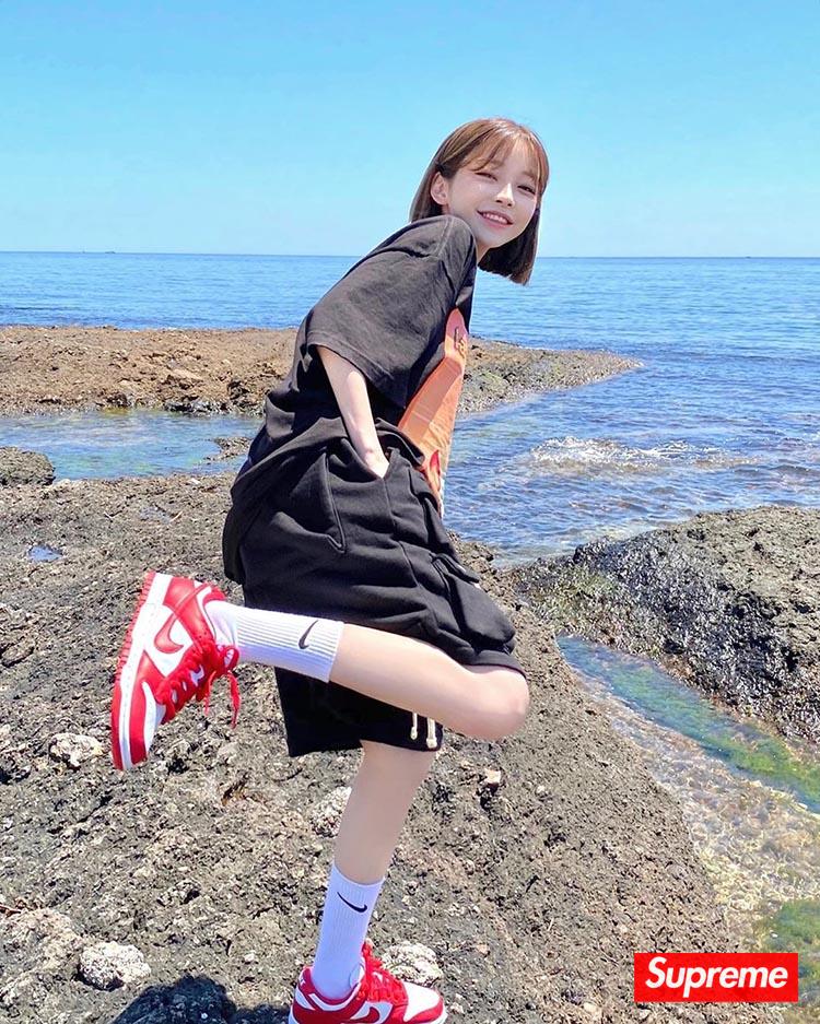 球鞋女神泳装晒鞋